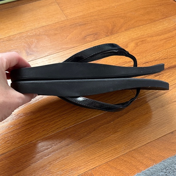 OluKai Pauwe Black Flip Flops - Picture 4 of 6